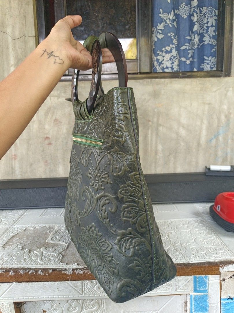 Vintage hand bag (Category: Tote Bags) located in Manila. Submitted by ukay-ukaybylyn (Listing ID 1464644475, Image 2). Description: super hard leather malaki sya pang Donya ang atake😂matibay toh promises.