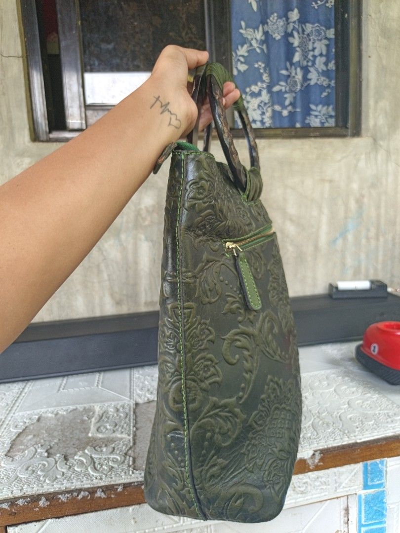 Vintage hand bag (Category: Tote Bags) located in Manila. Submitted by ukay-ukaybylyn (Listing ID 1464644475, Image 3). Description: super hard leather malaki sya pang Donya ang atake😂matibay toh promises.