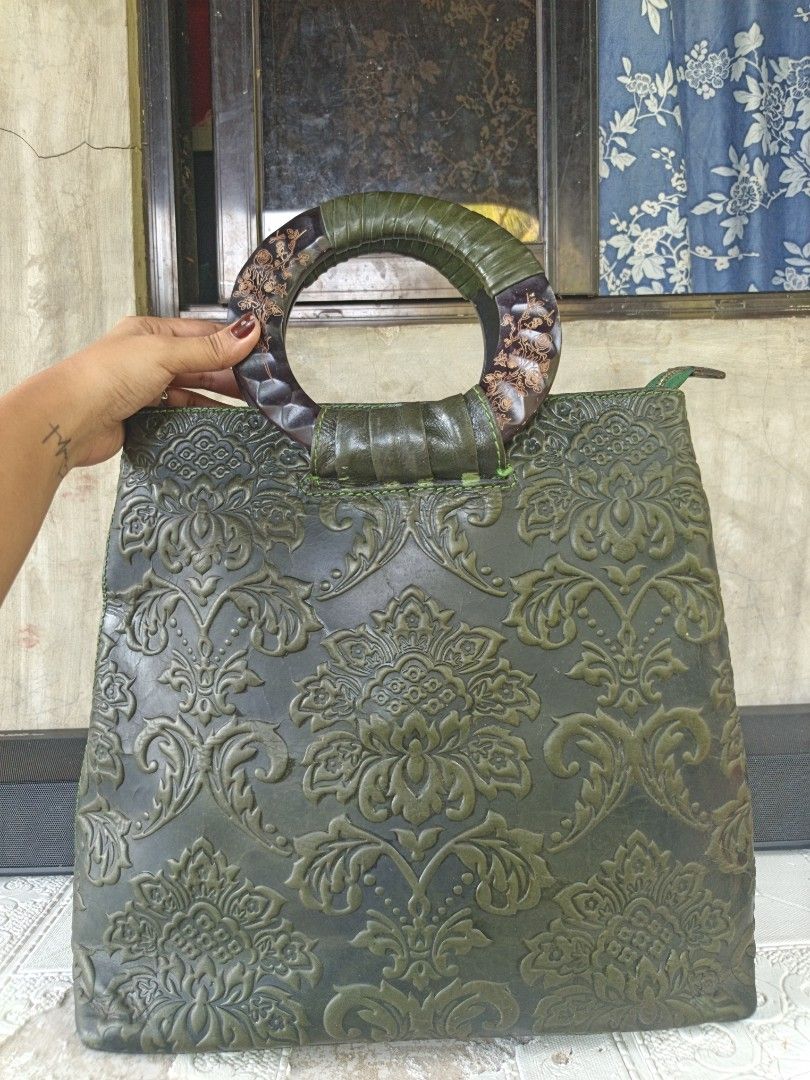 Vintage hand bag (Category: Tote Bags) located in Manila. Submitted by ukay-ukaybylyn (Listing ID 1464644475, Image 1). Description: super hard leather malaki sya pang Donya ang atake😂matibay toh promises.