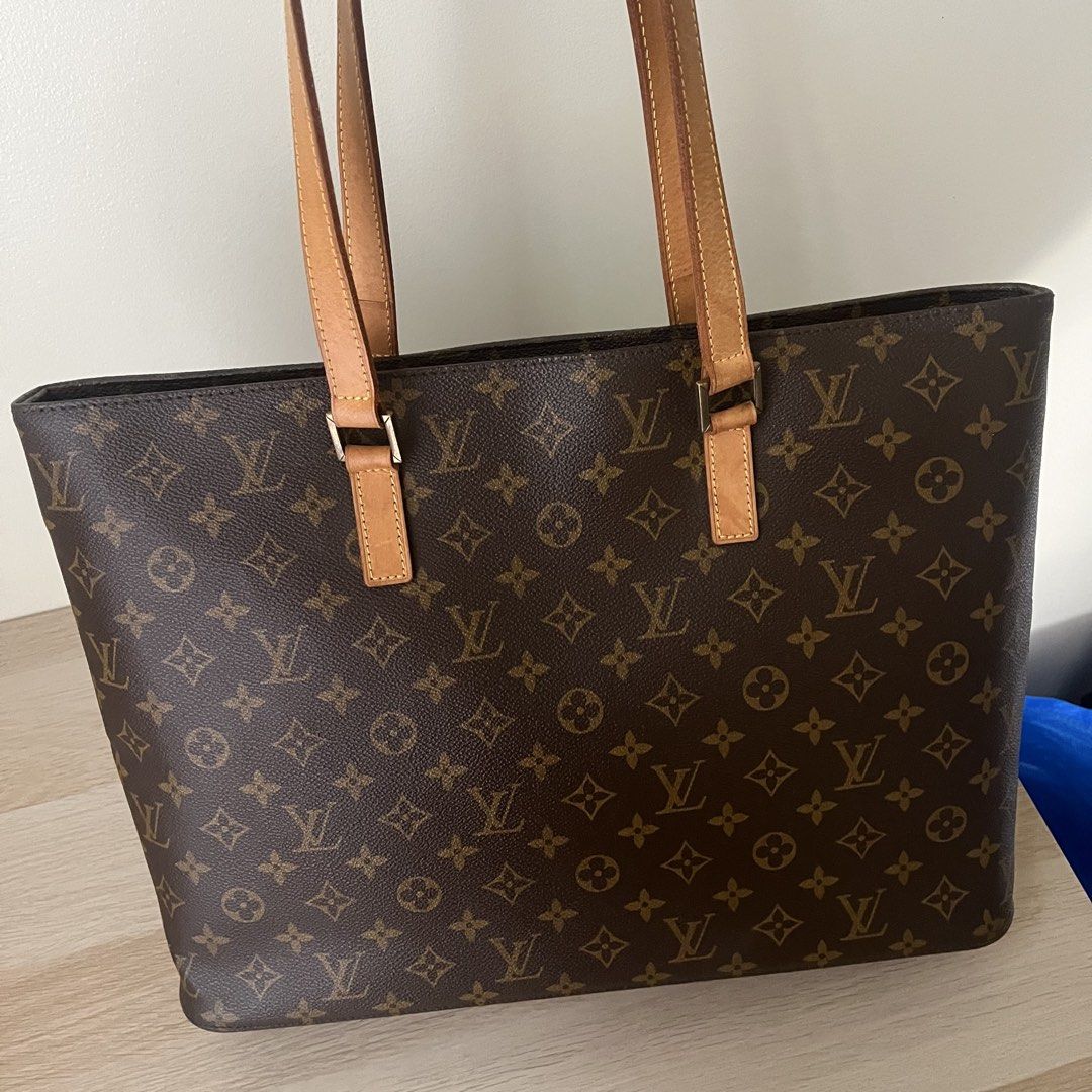 Authentic Vintage Louis Vuitton Monogram Tote Bag (Category: Luxury Bags & Wallets) located in Caloocan City. Submitted by daenty.mnl (Listing ID 1464626263, Image 2). Description: - Classic Louis Vuitton tote bag in iconic monogram canvas. - authentic - flaw: slight discoloration sa handle and small leather crack sa may handle (see last pics) - rarely used, stored lang - shipment via lalamove only - kindly check all photos .