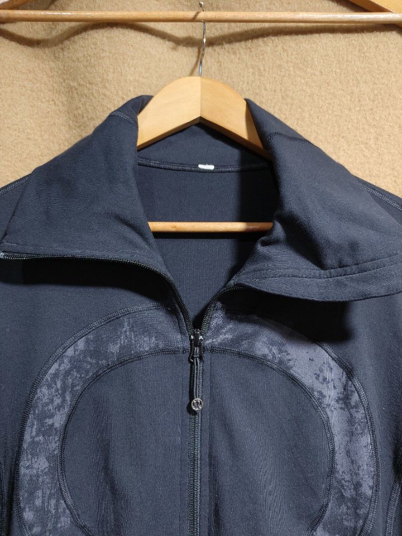 vintage Lululemon In Stride Jacket,Lenght 28.5", Width 20" (Category: Coats, Jackets and Outerwear) located in Camalaniugan. Submitted by thrifter10 (Listing ID 1464693459, Image 2). Description: .