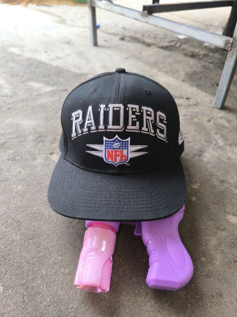 Vintage NFL RAIDERS HAT (Category: Activewear) located in Davao. Submitted by gabriieeel (Listing ID 1464590456, Image 2). Description: like new featuring embroidered silver logo good as new vc on blue app for safe transaction.