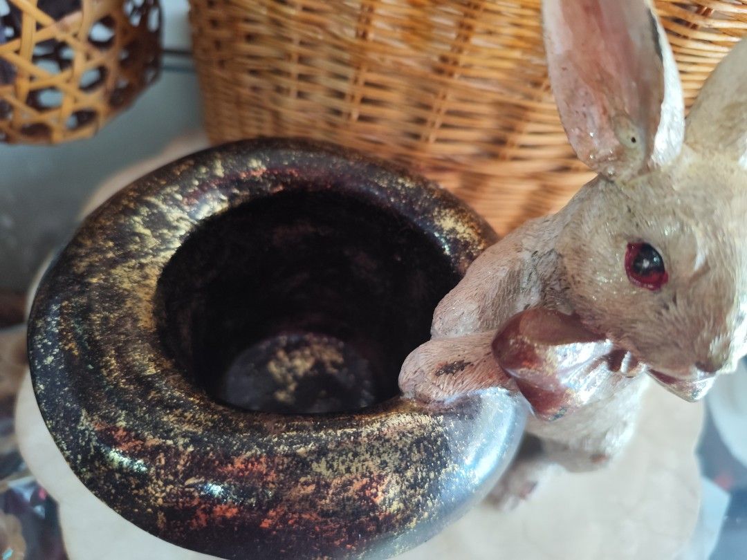 Vintage Rabbit Vase (Category: Other Home Decor) located in Dipolog. Submitted by thriftteata (Listing ID 1464571890, Image 3). Description: no chips.