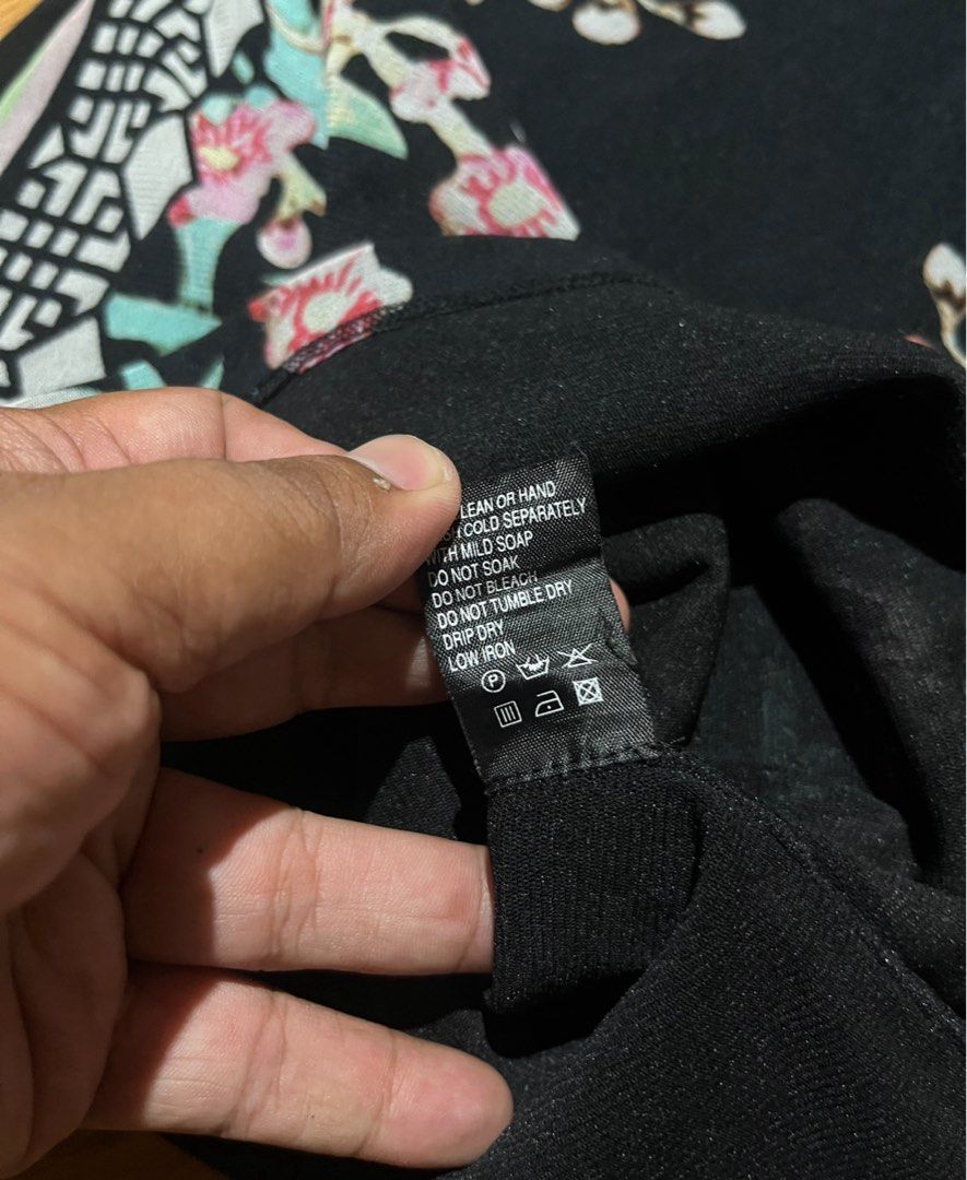 Vivienne Tam (Category: Longsleeves) located in Cebu City. Submitted by ubec_ph (Listing ID 1464635428, Image 3). Description: Vivienne Tam Issue cut main tag Excellent condition Asking price: 1,500.