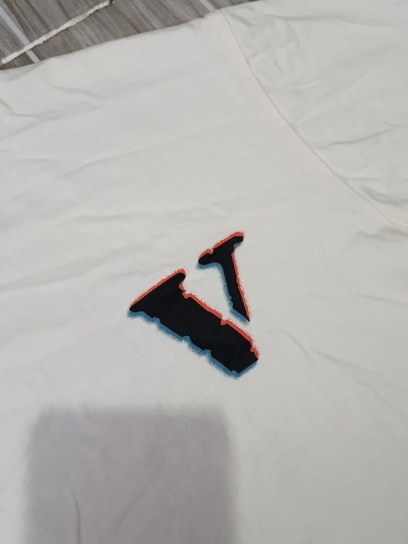 VLONE TSHIRT (freeshipping) (Category: Tshirts & Polo Shirts ) located in Quezon City. Submitted by gyl-stop (Listing ID 1464700804, Image 3). Description: free shipping 22 x 24.5 excellent condi cr: 9.8/10 issue: cut neck tag.