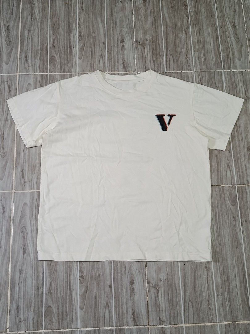 VLONE TSHIRT (freeshipping) (Category: Tshirts & Polo Shirts ) located in Quezon City. Submitted by gyl-stop (Listing ID 1464700804, Image 1). Description: free shipping 22 x 24.5 excellent condi cr: 9.8/10 issue: cut neck tag.