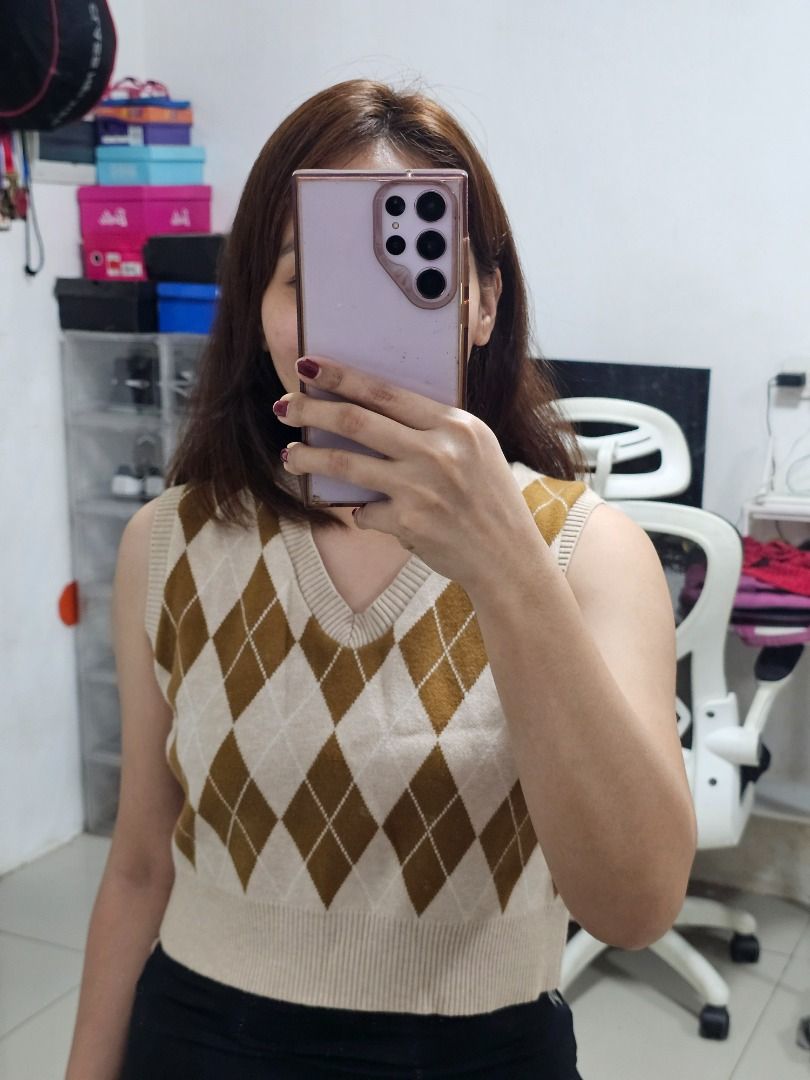V-neck knit vest (Category: Sleeveless) located in Los Banos. Submitted by itsmecathey (Listing ID 1464753744, Image 3). Description: Can fit S-M.