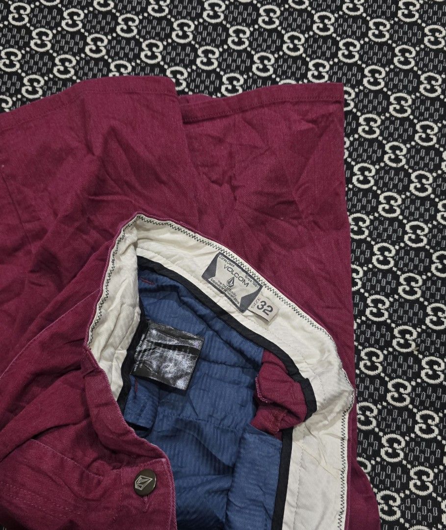 Volcom (Category: Shorts) located in Hinigaran. Submitted by thrift_street_6106 (Listing ID 1464654274, Image 3). Description: (Volcom) walk Short(maroon) Size'32'34. Length '22 Exclent cond cond. Non issue. Need wash bfore Used. Dm/pm..