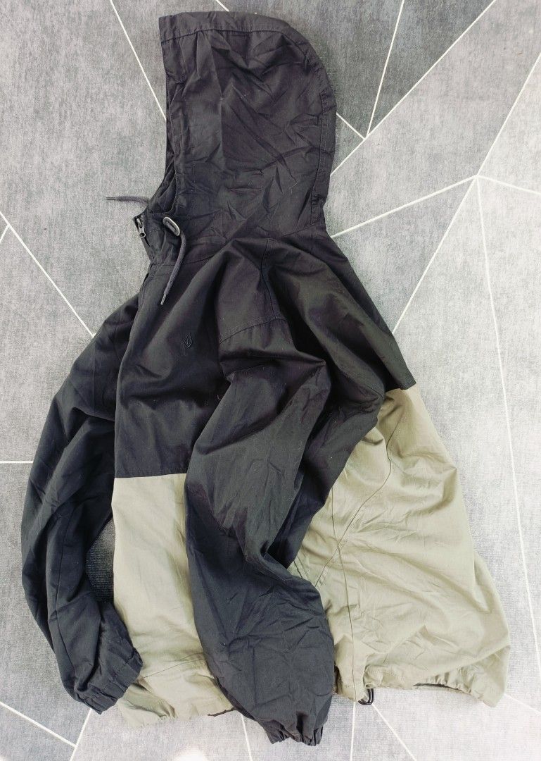 Volcom Anorak Jacket (Authentic) (Category: Coats, Jackets and Outerwear) located in Cebu City. Submitted by renzecamingay (Listing ID 1464582758, Image 3). Description: Volcom Anorak Excellent Condition XL on Tag Width 24.5 Length 29.5 1250 Plus ship Only Thank you and GOD bless ☺️.