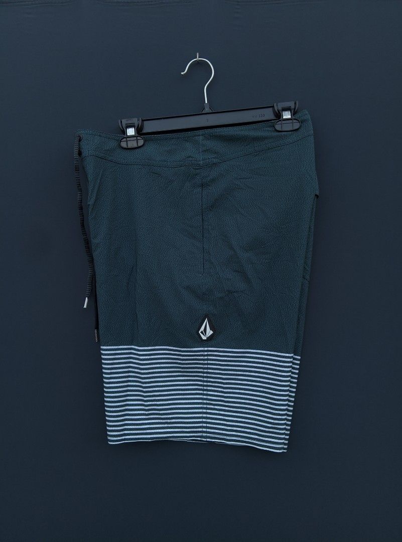 Volcom Board Short (Category: Shorts) located in Dumaguete. Submitted by malalajose47493 (Listing ID 1464680801, Image 1). Description: VOLCOM BOARD SHORT Size on Tag: 36 Dimes: Width 36 Length 21 Color Rate: 10/10 Condition: Good as Brand New Issue: None 🏷️550.
