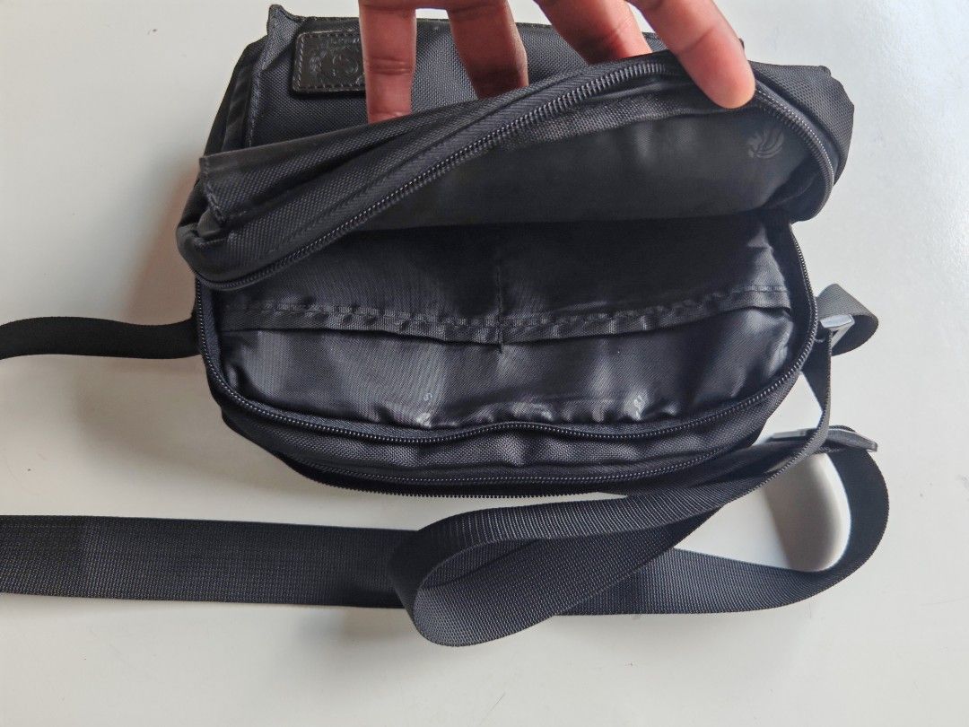 Welis Multi Pocket Sling Bag (Category: Sling Bags) located in Cavite. Submitted by zekesfinds (Listing ID 1464613273, Image 3). Description: .