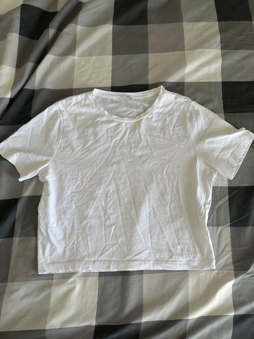 White Basic T-Shirt (Category: Shirts) located in Paranaque City. Submitted by declutterwyae (Listing ID 1464607072, Image 2). Description: - Classic white t-shirt - Simple and versatile design - Ideal for everyday wear - Tagged as EUR/USA XL, UK 32 - Made in Bangladesh.