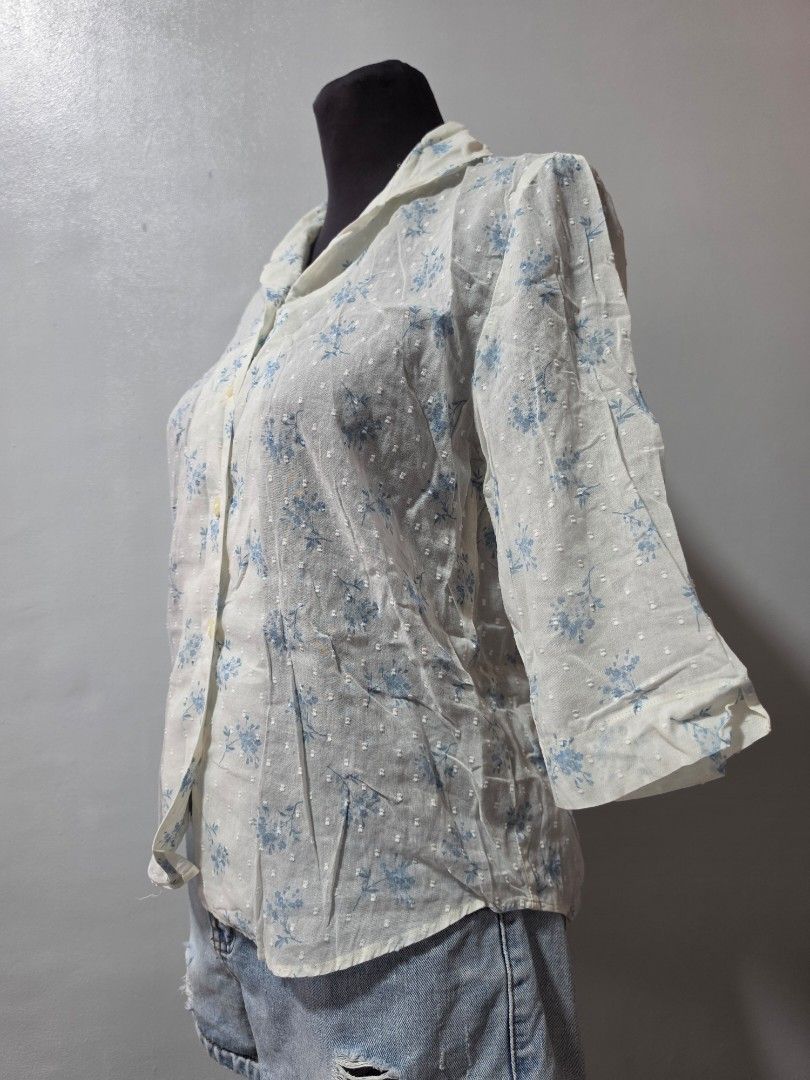 White Floral Long Sleeve Shirt (Category: Longsleeves) located in Paranaque City. Submitted by franinnashop (Listing ID 1464643445, Image 2). Description: - White long sleeve shirt - Blue floral pattern - Textured small dot fabric - Button-up front - Pairs well with jeans - Ideal for casual wear declutter medium to large paranaque city.
