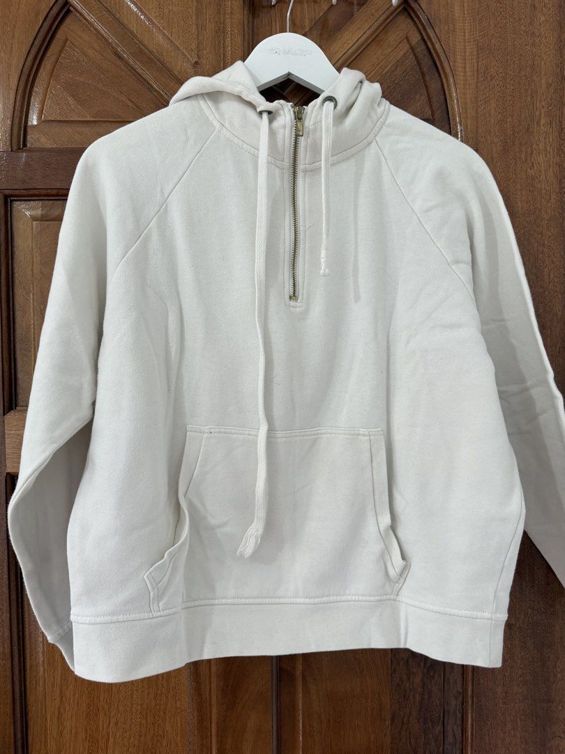 White Forever 21 Hoodie (Category: Coats, Jackets and Outerwear) located in Naga. Submitted by sbcookieee (Listing ID 1464713366, Image 1). Description: .