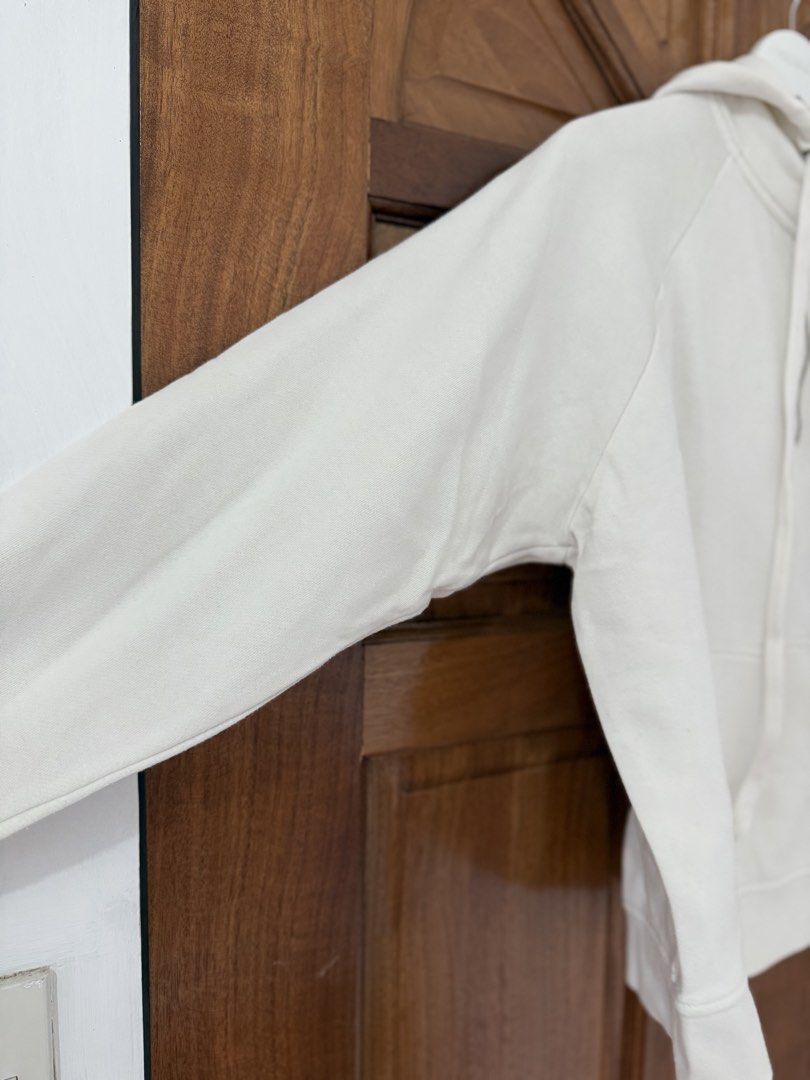White Forever 21 Hoodie (Category: Coats, Jackets and Outerwear) located in Naga. Submitted by sbcookieee (Listing ID 1464713366, Image 2). Description: .