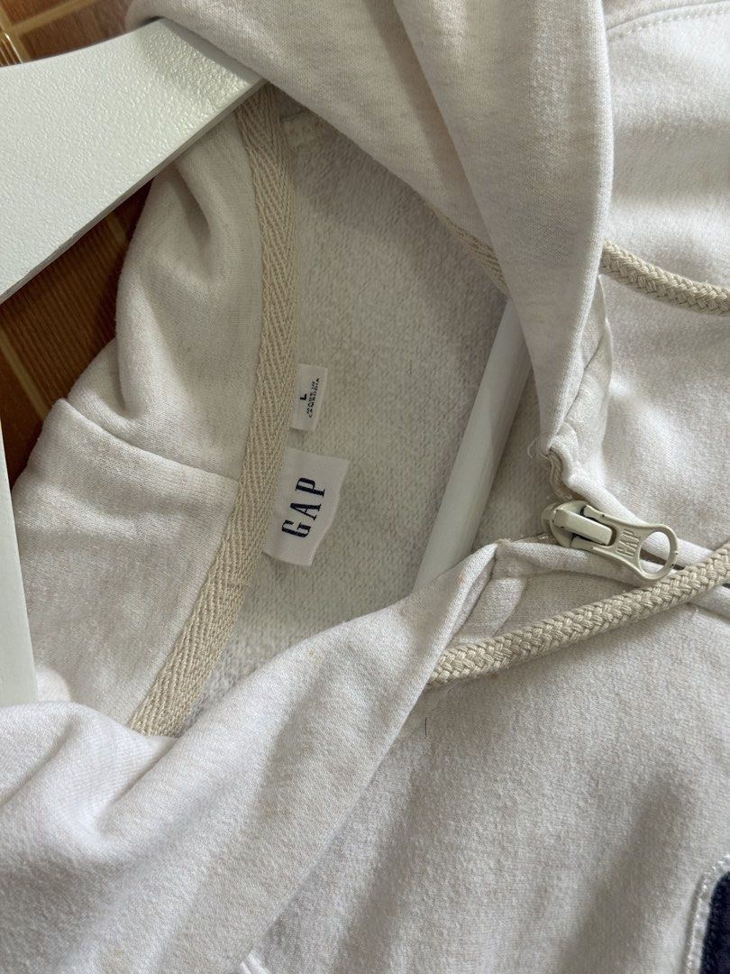 White Gap Jacket (Category: Coats, Jackets and Outerwear) located in Naga. Submitted by sbcookieee (Listing ID 1464712942, Image 3). Description: .