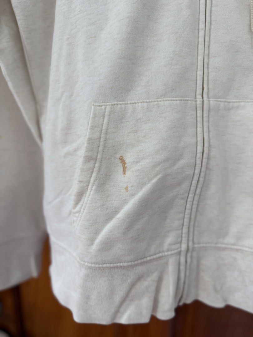 White Gap Jacket (Category: Coats, Jackets and Outerwear) located in Naga. Submitted by sbcookieee (Listing ID 1464712942, Image 2). Description: .