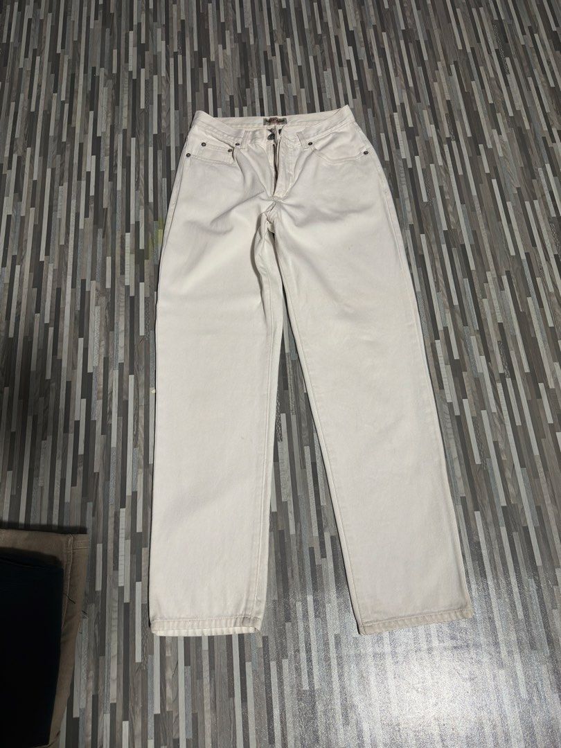 White Guess Jeans - Classic Fit (Category: Jeans) located in Manila. Submitted by miguelcajucs (Listing ID 1464612238, Image 3). Description: - 40 length 30waist 7 leg opening Classic white Guess jeans - Straight leg fit - Iconic Guess triangle logo on back pocket - Made from 100% cotton - Perfect staple piece for any wardrobe - Easy to style up or down.