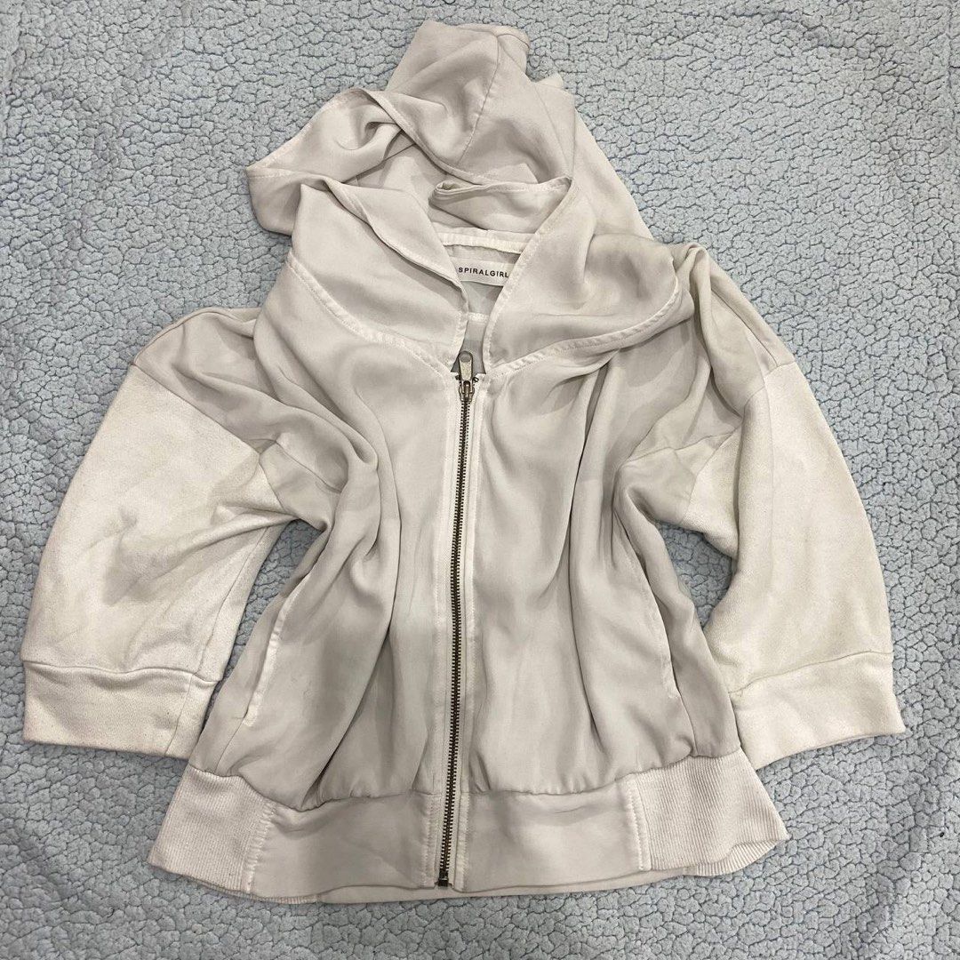 White jacket (Category: Coats, Jackets and Outerwear) located in Manila. Submitted by leola_ (Listing ID 1464668980, Image 1). Description: .