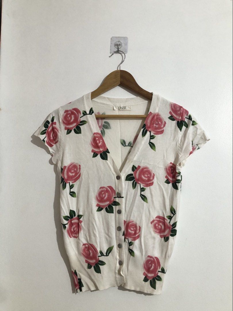White Knit Top with Rose Design (Category: Others Tops) located in Quezon City. Submitted by lizandbelcloset (Listing ID 1464581359, Image 1). Description: White Knit Top with Rose Pattern Recommended for size S Width - 18 Length - 24 ₱.