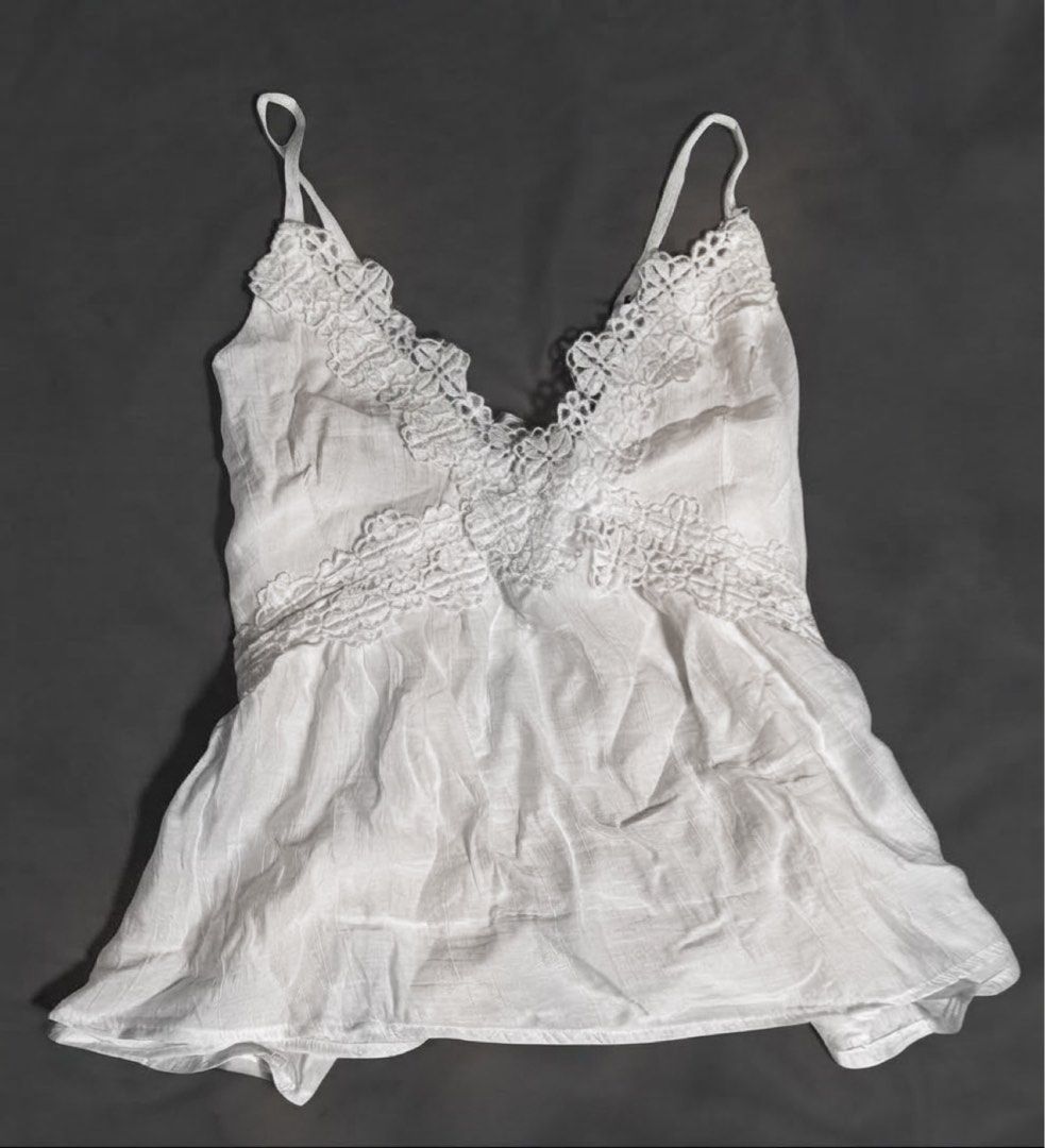 White Lace Trim Cami Linen Top (Category: Sleeveless) located in Manila. Submitted by glossywife (Listing ID 1464631314, Image 1). Description: Size XS Never worn out or tried on :) Mop: GCash / Bank Transfer Mod: GrabExpress / J&T / Lalamove Brandy Melville Zara Isa the label H&M Cotton On Stradivarius Phia Hollister Subdued John Galt Miu the label Traje Linen Bershka Aritzia Princess Polly Free People Realisation Par Meshki Oh Polly Pacsun Jade