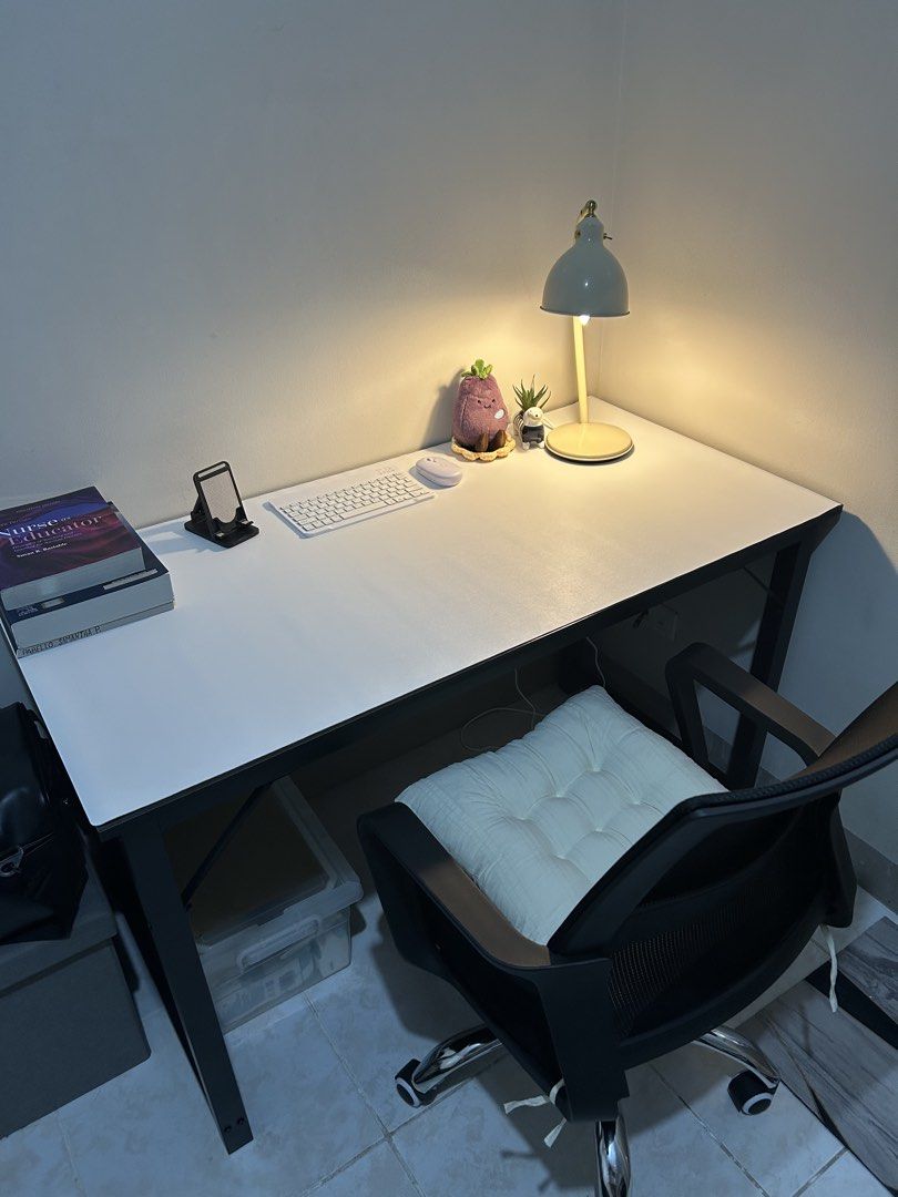 White Leather Desk Mat 60x120cm (Category: Office Furniture & Fixtures) located in Marikina City. Submitted by scznz (Listing ID 1464729117, Image 2). Description: white leather desk mat for sale ! 🩶 - brand new, tested it lang kung bagay sa table ko (2nd pic) - 120x60cm - no stains/scratches - bought it for 350+, selling 275 rfs: di bet color combo with my black table, will buy a different one 🥲 mop: gcash/BPI mod: lalamove (sdd) or meet up lo