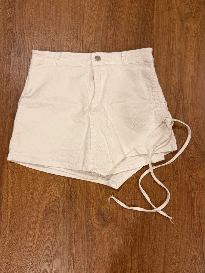 White skort (Category: Shorts) located in Paranaque City. Submitted by bbyooodaa (Listing ID 1464646477, Image 1). Description: Used it only a few time since it was a bit big :(( Bought this in taiwan! Super cute .