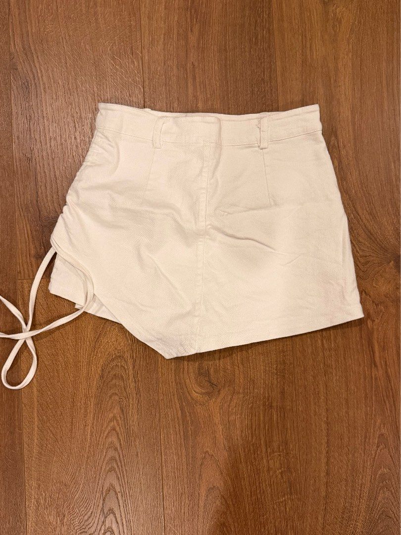 White skort (Category: Shorts) located in Paranaque City. Submitted by bbyooodaa (Listing ID 1464646477, Image 2). Description: Used it only a few time since it was a bit big :(( Bought this in taiwan! Super cute .