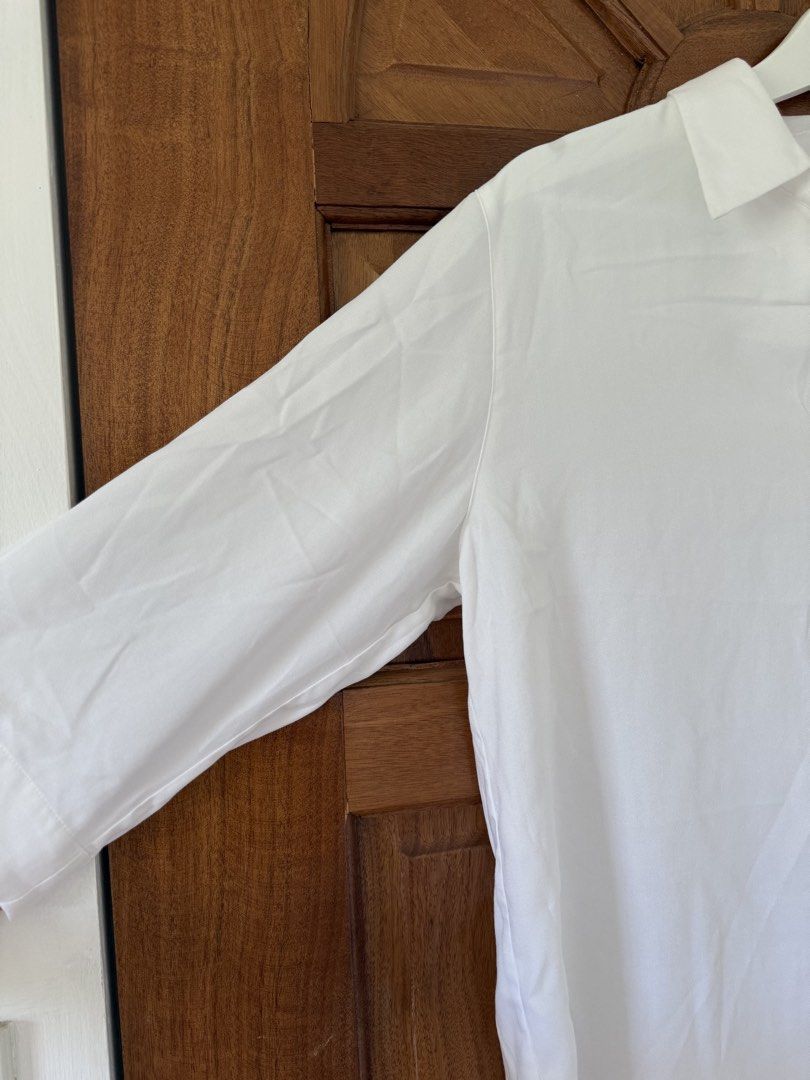 White Uniqlo Long Sleeve Polo (Category: Longsleeves) located in Naga. Submitted by sbcookieee (Listing ID 1464698939, Image 2). Description: .