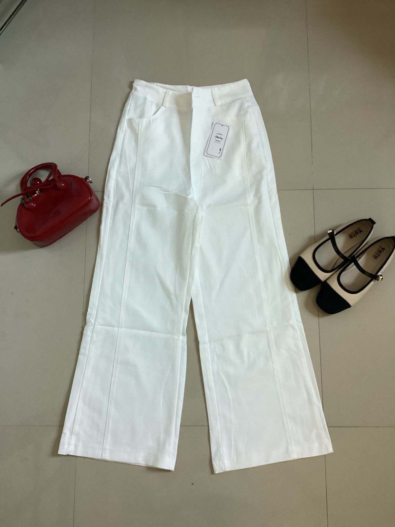 White Wide Leg Pants (Category: Jeans) located in Siniloan. Submitted by mari_881709 (Listing ID 1464616558, Image 1). Description: - White wide leg pants - High-waisted design - Clean front for a sleek look - Highly versatile: perfect for dressing up or down - Comfortable and flattering fit.