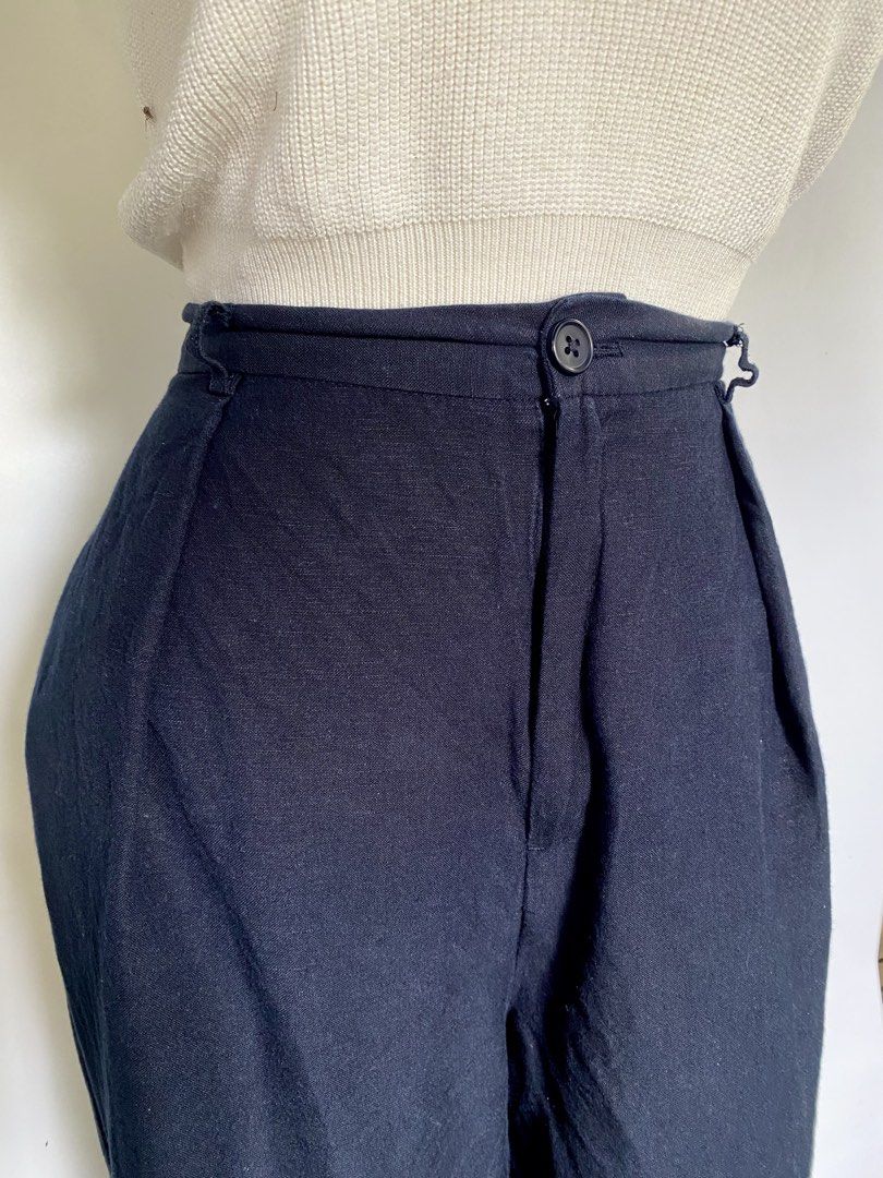 Wideleg GU Pants (Category: Other Bottoms) located in Rizal. Submitted by jjuuddaayy (Listing ID 1464640528, Image 2). Description: W: 30-35 L: 38” With sidepockets Navy blue XL on tag Garter back Wideleg Cotton linen Like new! 📍rizal, nueva ecija Ship only.
