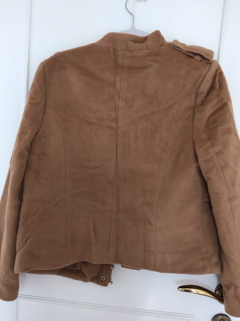 winter jacket （分類：外套及戶外衣服）位於 Hong Kong。 由 pienagi 提交（商品編號 1464598741，圖片 3）。簡介： litely use good as new。