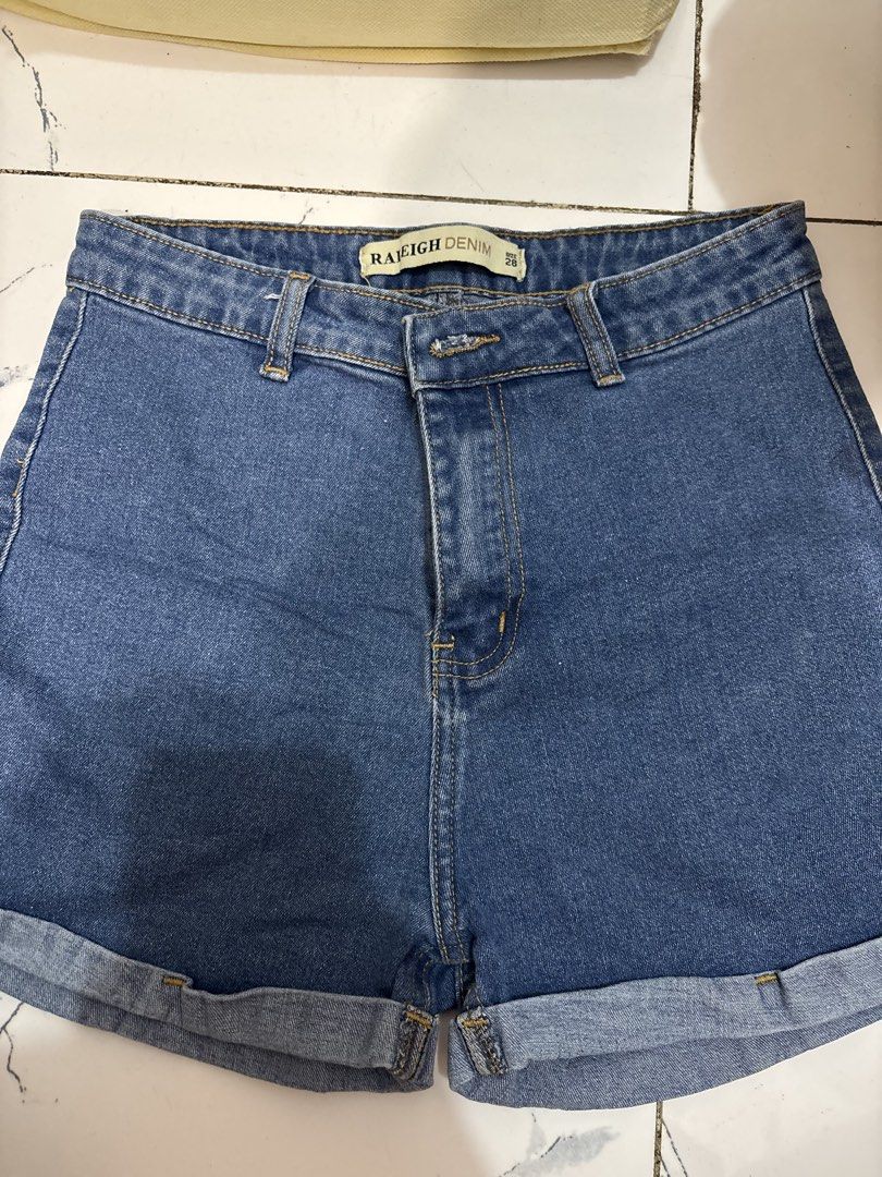 Women's denim shorts (Category: Shorts) located in Quezon City. Submitted by den.declutters (Listing ID 1464625052, Image 1). Description: .