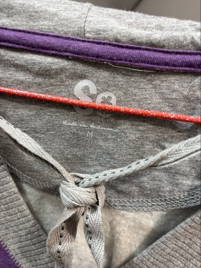Women's hooded jacket (Category: Coats, Jackets and Outerwear) located in Quezon City. Submitted by den.declutters (Listing ID 1464640242, Image 2). Description: .