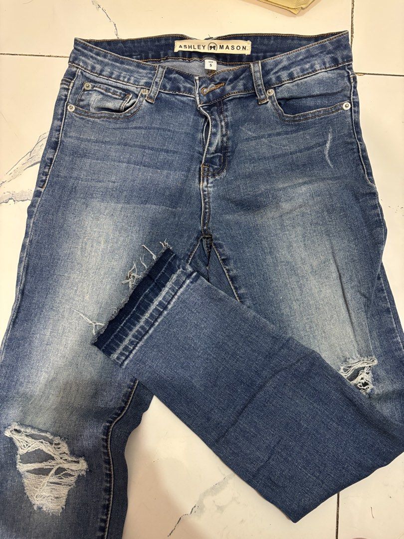 Women's Jeans (Category: Jeans) located in Quezon City. Submitted by den.declutters (Listing ID 1464597990, Image 1). Description: .
