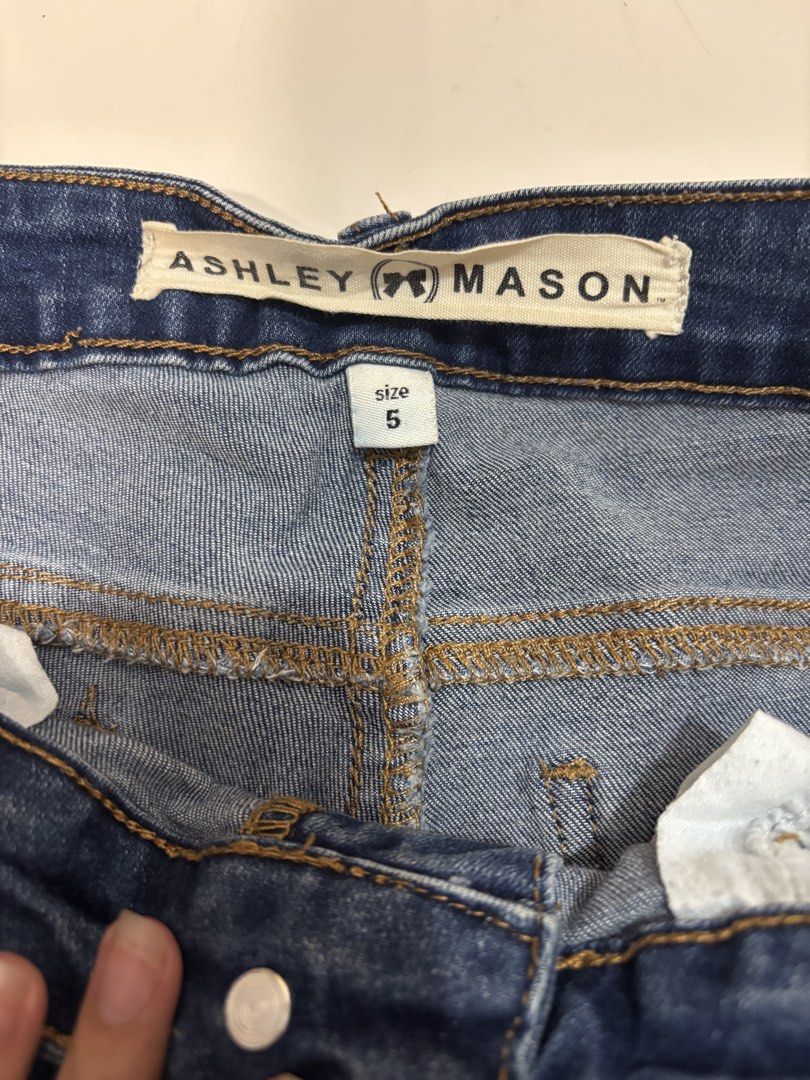 Women's Jeans (Category: Jeans) located in Quezon City. Submitted by den.declutters (Listing ID 1464597990, Image 2). Description: .