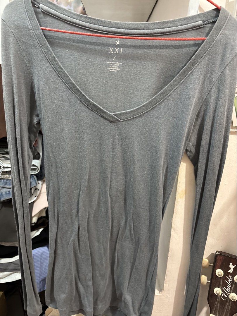 Women's longsleeves top (Category: Longsleeves) located in Quezon City. Submitted by den.declutters (Listing ID 1464643214, Image 1). Description: .
