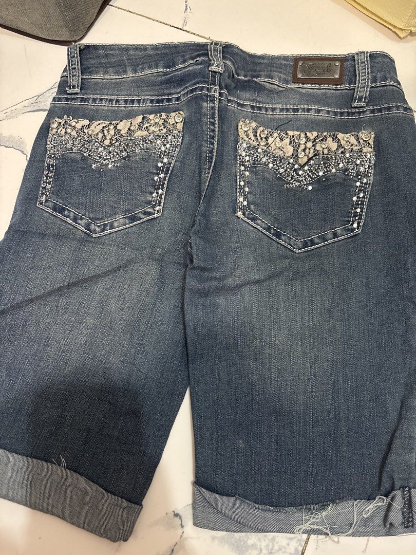 Women's Shorts (Category: Shorts) located in Quezon City. Submitted by den.declutters (Listing ID 1464605998, Image 2). Description: Fits 26-27 waist line.