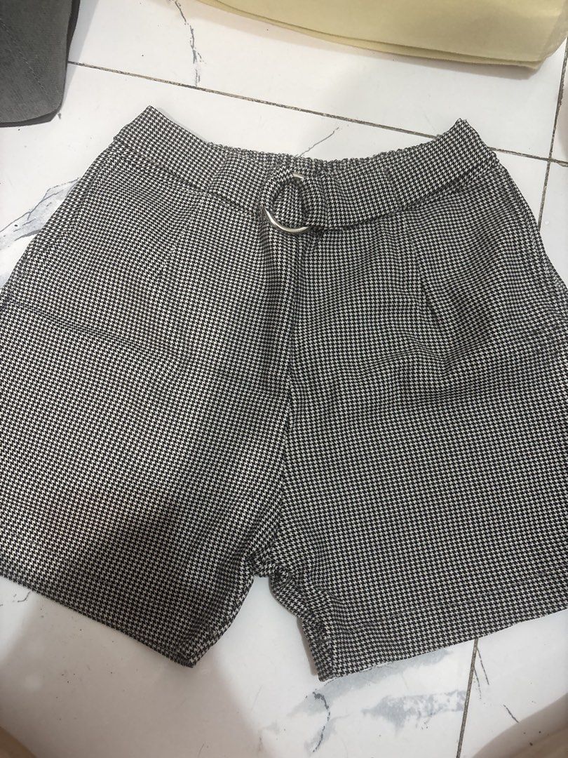 Women's shorts (Category: Shorts) located in Quezon City. Submitted by den.declutters (Listing ID 1464636879, Image 1). Description: Freesize but fits 25-27 waist line.