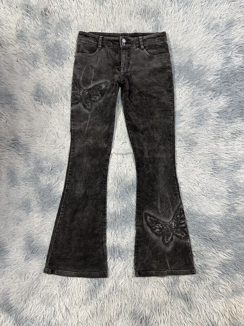 Womens Velvet Low Rise Flared Pants (Category: Jeans) located in Baao. Submitted by revamped.co (Listing ID 1464687792, Image 1). Description: Womens Velvet Low Rise Flared Pants Excellent Condition Size 28 Rise: 8 Inches Length:37 Inches No Issue.