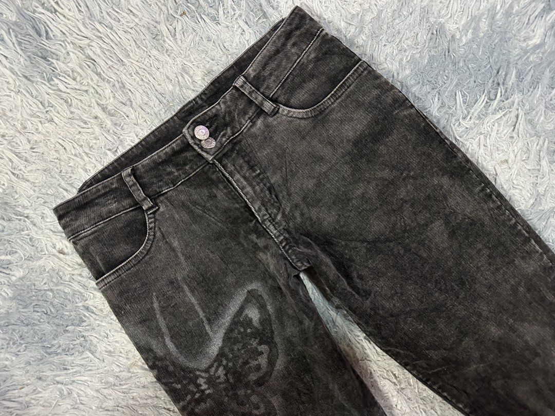 Womens Velvet Low Rise Flared Pants (Category: Jeans) located in Baao. Submitted by revamped.co (Listing ID 1464687792, Image 2). Description: Womens Velvet Low Rise Flared Pants Excellent Condition Size 28 Rise: 8 Inches Length:37 Inches No Issue.