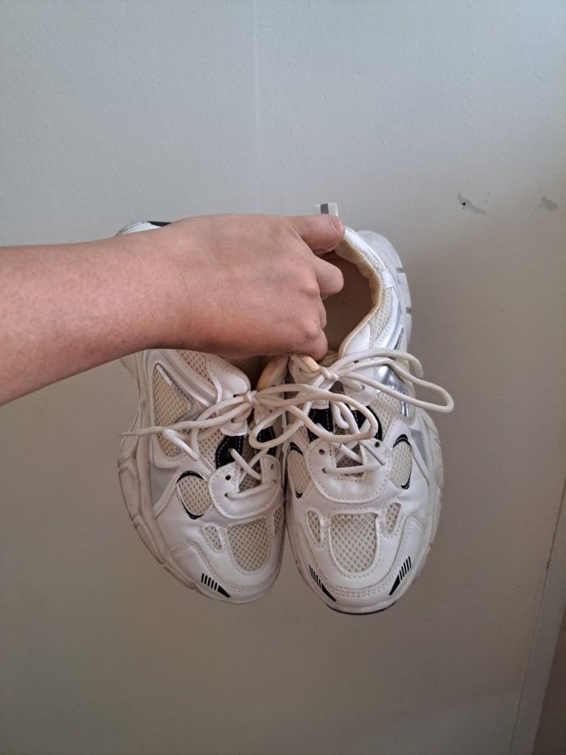 Women's White Sneakers (Category: Sneakers) located in Muntinlupa City. Submitted by shopbyjaye0507 (Listing ID 1464578046, Image 2). Description: Women's White Sneakers Size 9 Good Condition Color Rate: 10/10 No issues/flaws with Free Insoles MOP: Maribank MOD: Lalamove or J&T SF should be shouldered by the buyer Location: Muntinlupa.