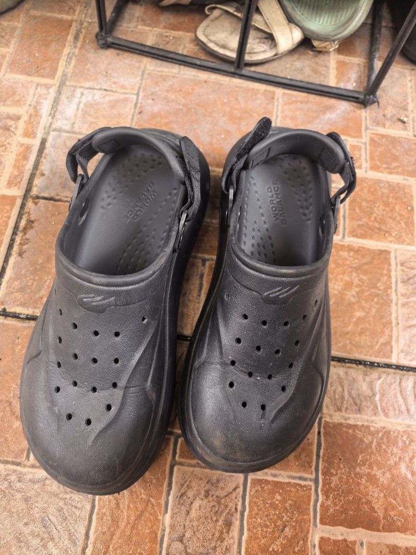 World Balance hoversleek (Category: Slippers & Slides) located in Manila. Submitted by NeverGiveup_10 (Listing ID 1464735249, Image 1). Description: - Brand: World Balance - Color: Black - Style: Clogs - Features: Easy slip-on, adjustable strap (can be worn front or back) - Ideal for: Everyday wear, beach, casual outings - Benefits: Comfortable, durable.