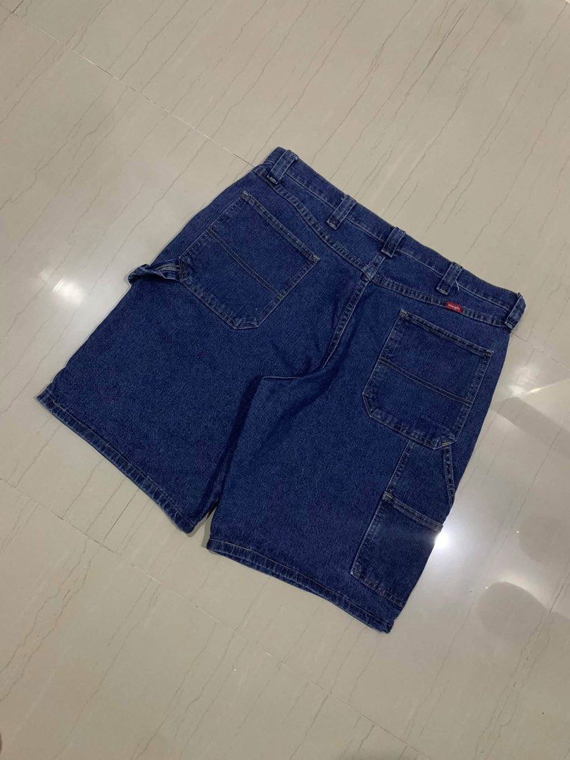 Wrangler Denim Carpenter Shorts Size 36 (Category: Shorts) located in San Fernando. Submitted by erison.cruz26 (Listing ID 1464751950, Image 2). Description: - Brand: Wrangler - Style: Utility carpenter denim shorts with hammer loop and tool pockets - Color: Classic dark wash - Size: Waist 36 - Material: Cotton, polyester, and spandex blend for added stretch - Condition: Brand new with tags attached - Perfect for: Durable everyday wear and warmer