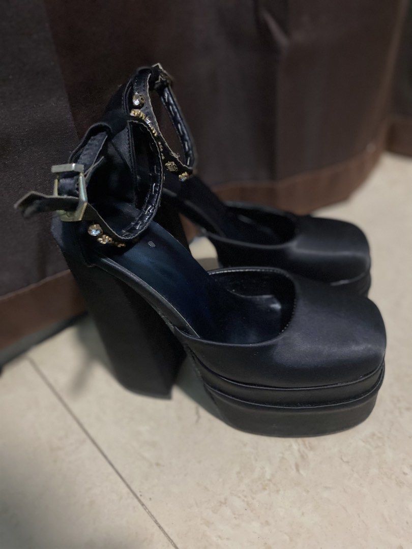 [WTS/LFB] 12cm Platform Pump Heels (Category: Heels) located in Manila. Submitted by rarefire.cb8572 (Listing ID 1464573479, Image 1). Description: 12cm high, satin finish, platform pumps size: 35 rfs: no longer using slight metal discoloration bought for ₱1,399 - selling for ₱700 (negotiable) MOP: gcash MOD: jnt/lalamove location: also available for meet-ups around sampaloc area pls dm if interested.