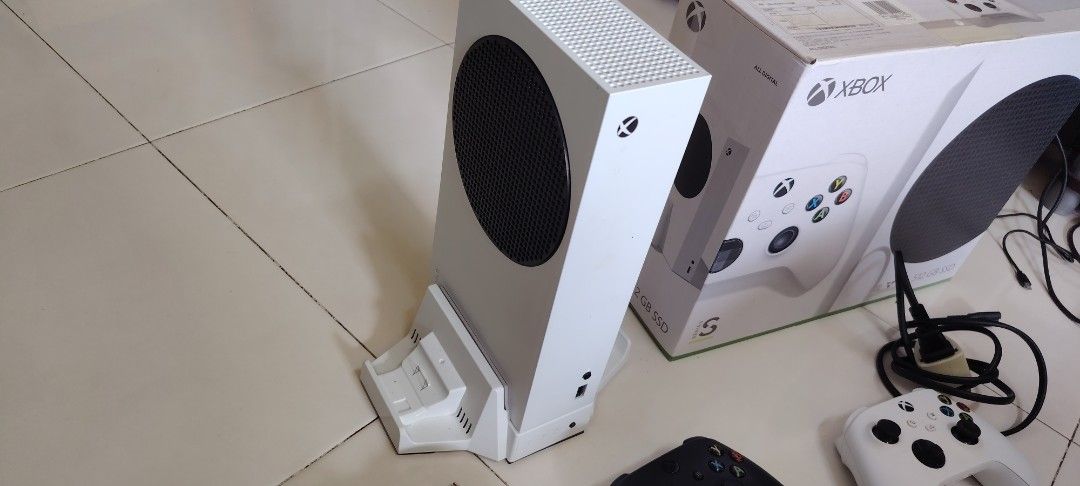Xbox Series S (Category: Xbox) located in Pasir Mas. Submitted by firdausmohdy (Listing ID 1464584708, Image 2). Description: - Xbox Series S console with 512GB SSD - Includes 3 controllers: one black, one white, one gamesir g7 se - Comes with dock - All necessary cables included - Original xbox box available Meetup in Pasir Mas/Kota Bharu, Kelantan Or postage with Carousel Pay .