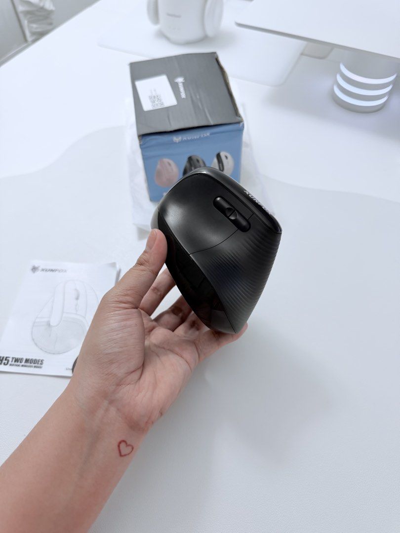 Xunfox H5 Wireless Vertical Ergonomic Mouse (Category: Mouse & Mousepads) located in Manila. Submitted by yeyouchengdu_ (Listing ID 1464574194, Image 2). Description: • Dual Connectivity: 2.4G Wireless & Bluetooth • Rechargeable via USB Type-C • Adjustable DPI: 1200, 1600, 2400 • Includes USB-C charging cable and user manual •Designed for ultimate comfort during extended computer sessions FOR DETAILS, PLEASE DO A RESEARCH 🤍 All are new~ Only use