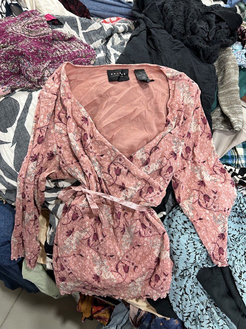 Y2K Top (Category: Blouses) located in Kabankalan. Submitted by leans_closet (Listing ID 1464691801, Image 1). Description: with self tie ribbon s-m.