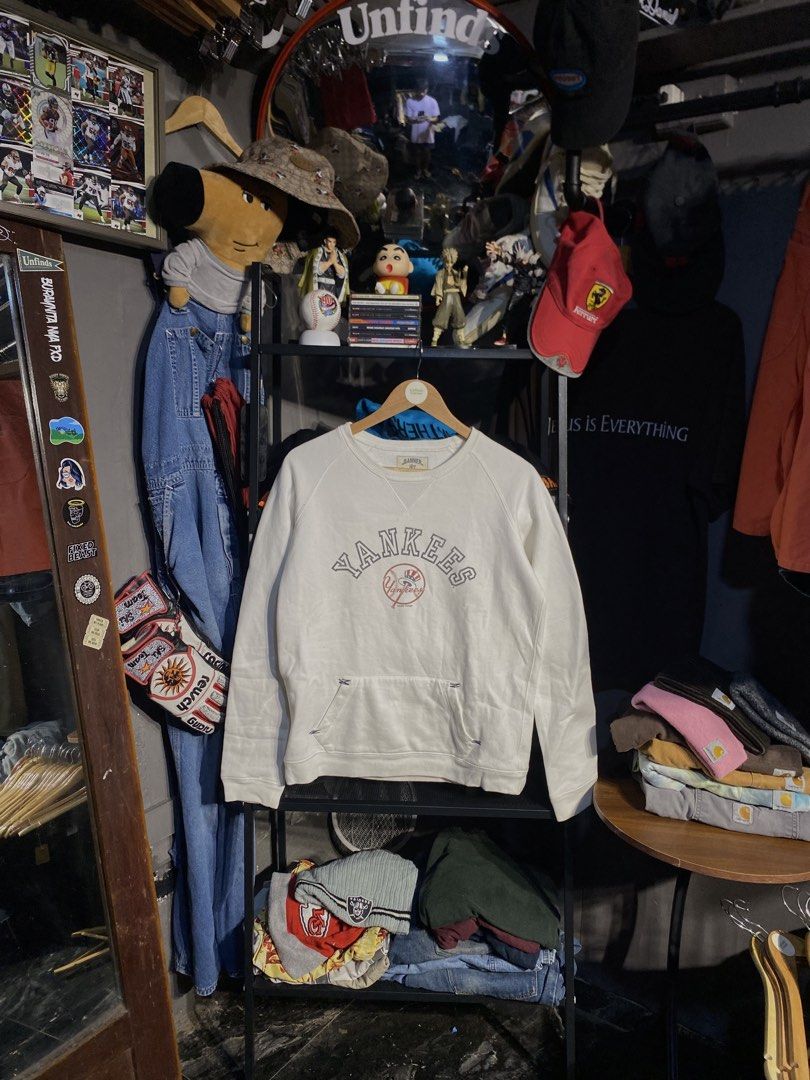 YANKEES PULLOVER SWEATER (Category: Coats, Jackets and Outerwear) located in San Pablo. Submitted by genesisllo24149 (Listing ID 1464731823, Image 1). Description: YANKEES PULLOVER SWEATER LENGTH -> 24.5 WIDTH -> 19.5 ISSUE -> LINTS CONDITION -> GOOD DM TO PURCHASE 📥 DISCLAIMER: - Please manage your expectations, posted items are preloved, used & thrifted -Actual color may vary due to lighting -Flaker will be posted.