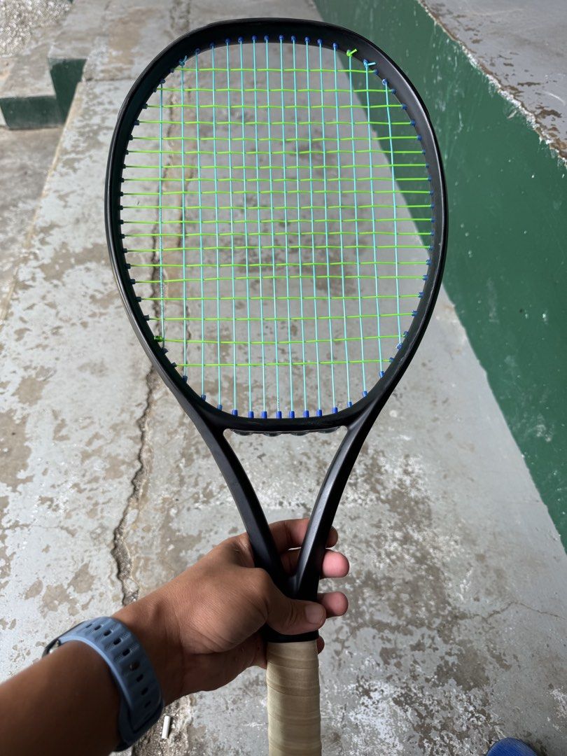 Yonex Ezone (Category: Racket and Ball Sports) located in Pasig City. Submitted by Ahkira (Listing ID 1464645069, Image 2). Description: For sale!! Yonex Ezone ' Customized Issue' scratches see pic for more details Specs: 97sq in 310g 16x19string pattern Grip 2 Pm to those interested Meet up ! Meet up ! Location Pasig City and Bgc Area.